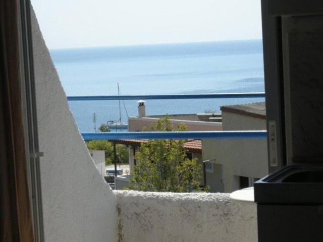 Efrosyni Apartments Agia Marina  Exteriör bild